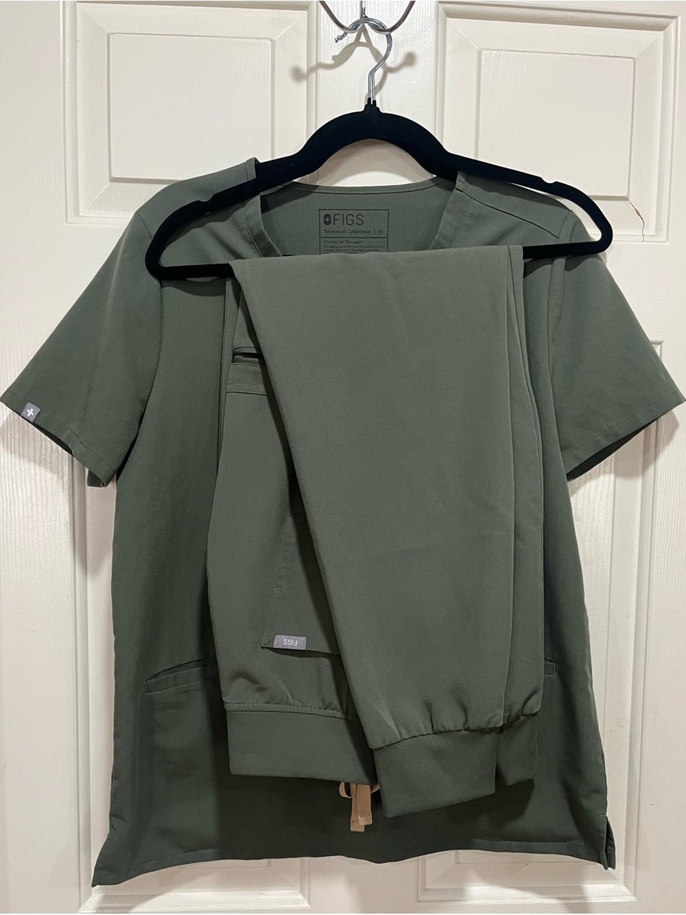 FIGS  Olive Green Casma Scrub Top & Zamora Joggers size Medium